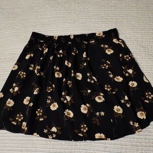 Kendall and Kylie blk floral mini skirt, sz med, side pockets, gently used